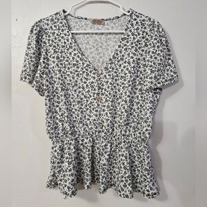 Lavish black and white floral blouse!